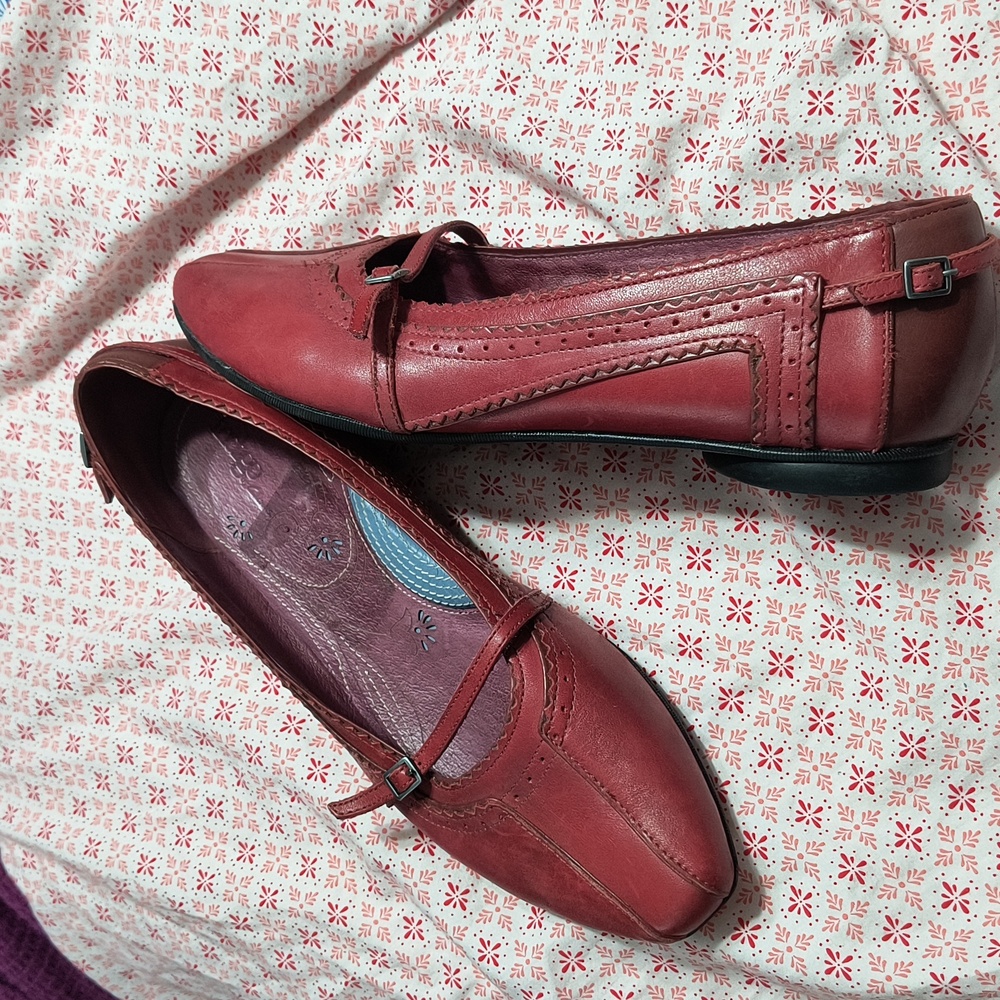 Blue Indigo by Clark red leather flats